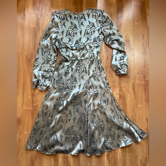 Vintage Elegant Silver Foil ‘Tobi’ Long Sleeve Belted Cocktail Dress Size Small - Picture 11 of 11